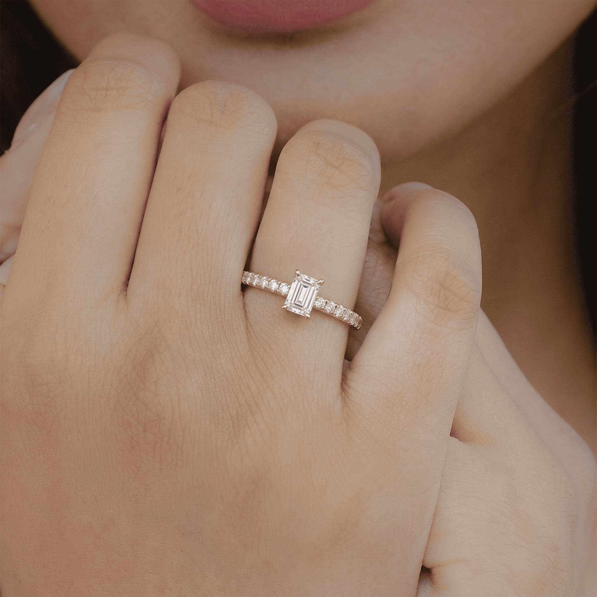 Bague de fiançailles solitaire diamant portée à l'annulaire