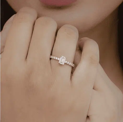 Bague de fiançailles solitaire diamant portée à l'annulaire