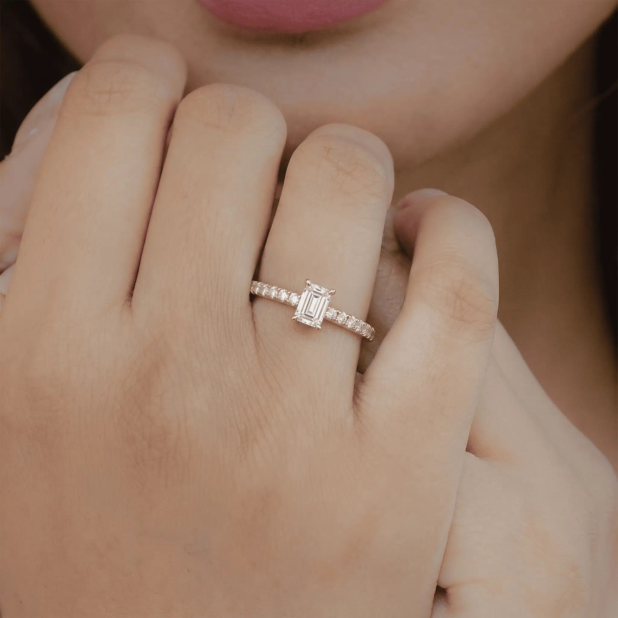 Bague de fiançailles solitaire diamant portée à l'annulaire